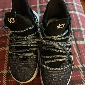 KD boys sneaker size 41/2 slightly wear